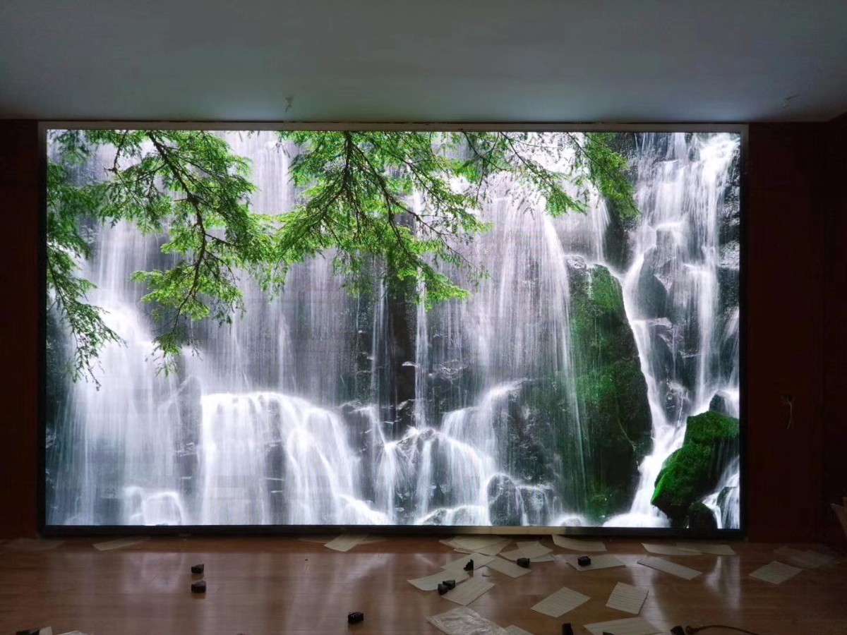 濰坊地理測(cè)繪局室內(nèi)P2.5全彩屏加班加點(diǎn)完工，等著看十九大呢