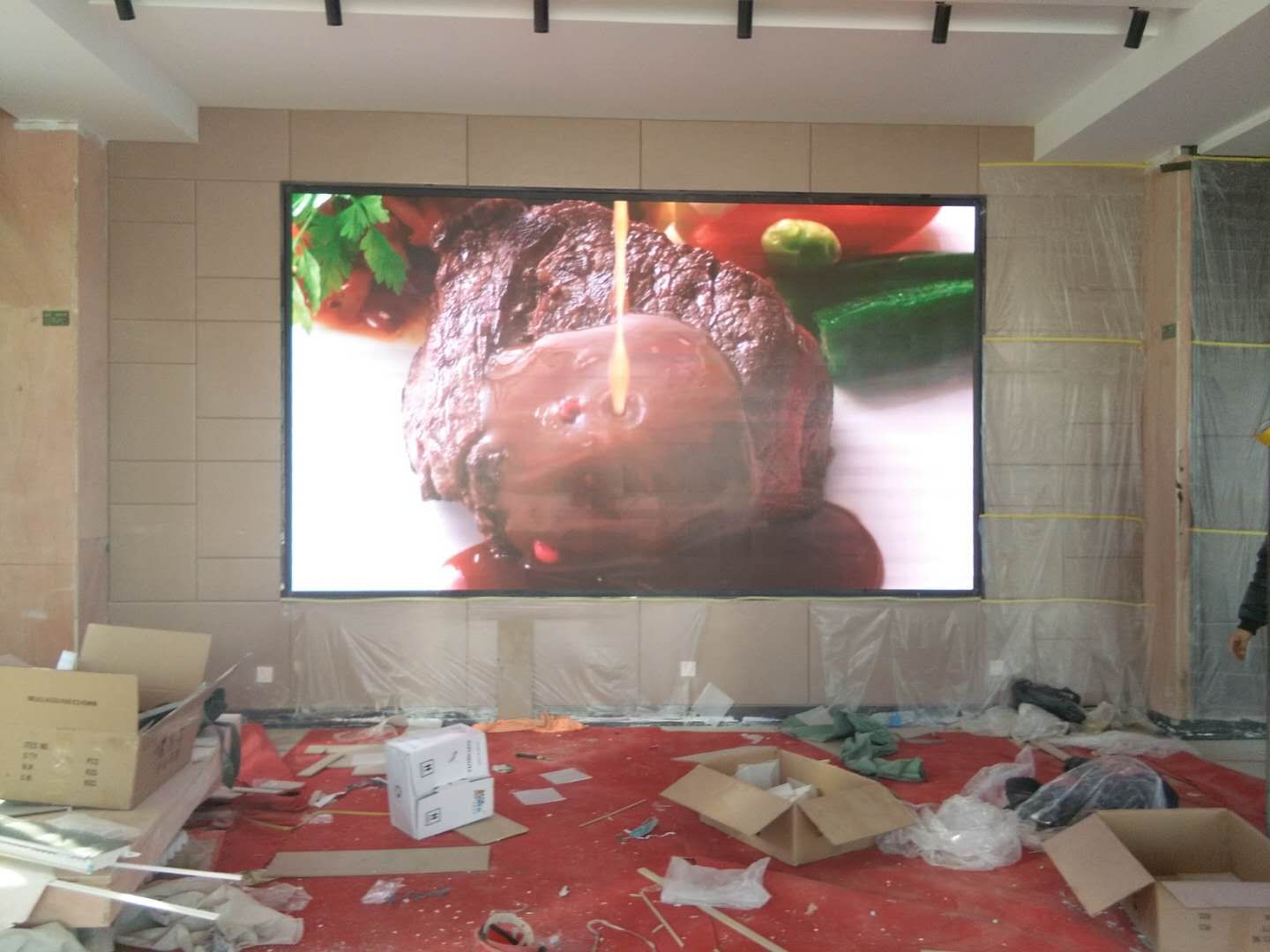 加班加點(diǎn)又一塊完工，室內(nèi)P3全彩屏