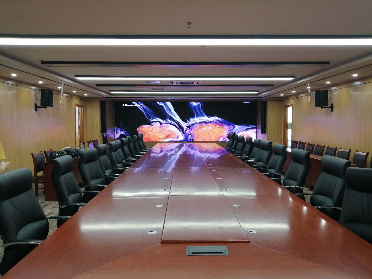 濰坊某事業(yè)單位音、視頻會(huì)議集成項(xiàng)目完工，會(huì)議辦公、音響系統(tǒng)、1.2小間距顯示系統(tǒng)完美融合